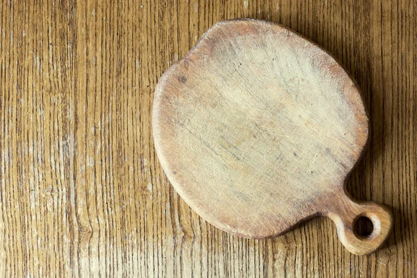 Placa de corte de forma de maçã de madeira velha na mesa — Fotografia de Stock