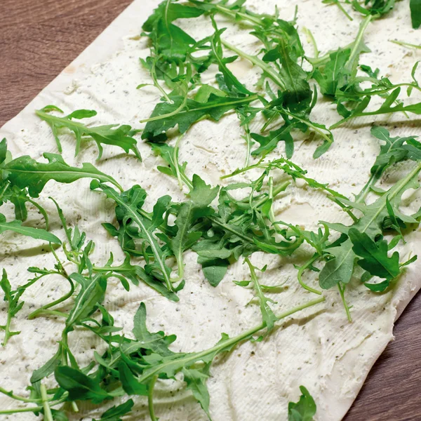 Fazendo rolos de lavash com rúcula e queijo — Fotografia de Stock