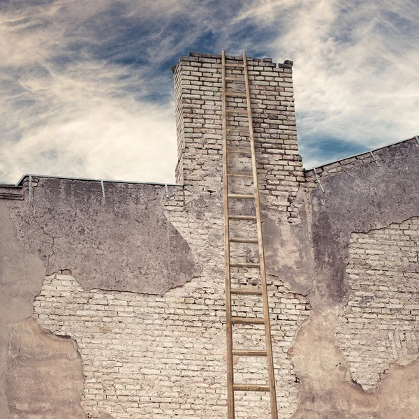 Verlassene Grunge rissige Ziegelstuckwand — Stockfoto