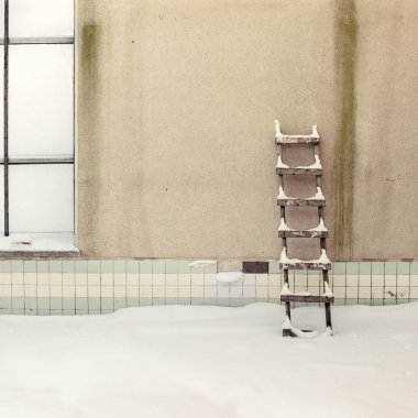 sıva duvar ahşap merdiven ile yıpranmış