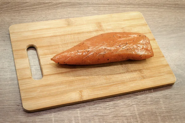Hindi eti Ahşap doğrama tahtası üzerinde füme — Stok fotoğraf