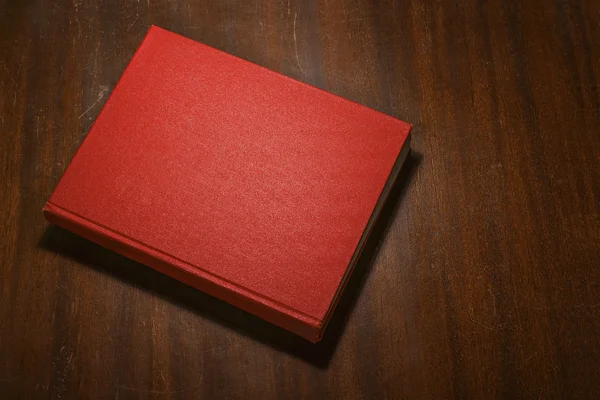 Libro rojo sobre la mesa —  Fotos de Stock
