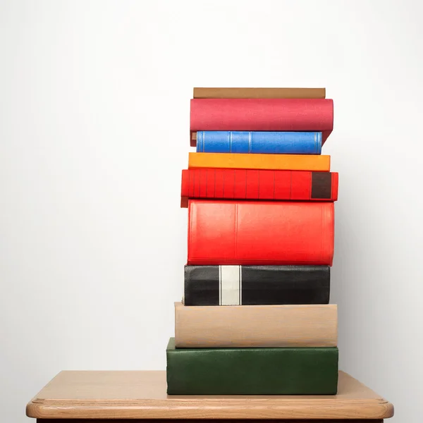 Hromada knih na stole — Stock fotografie