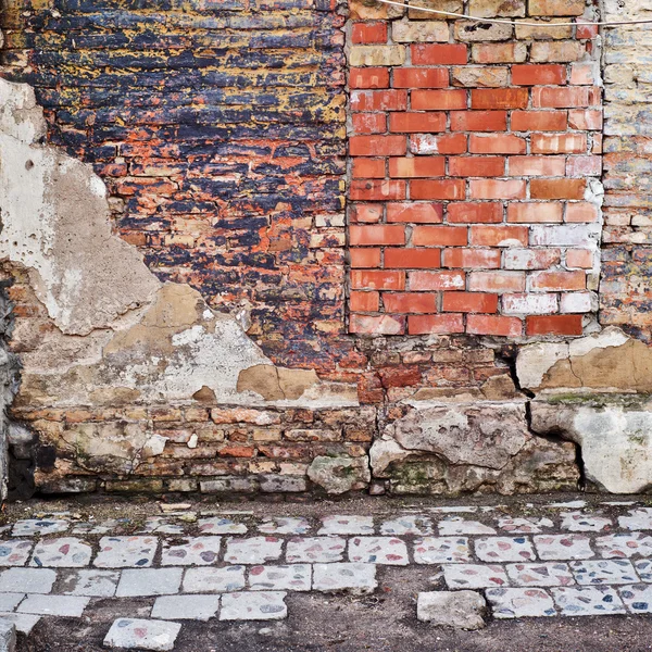 Verlaten grunge gebarsten bakstenen muur — Stockfoto