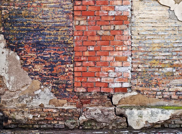 Pared de ladrillo abandonado colorido — Foto de Stock