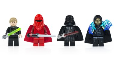 Beş kişilik bir grup çeşitli Lego Star Wars mini karakterler izole 