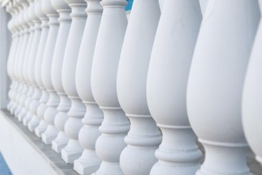 Korkuluk direkleri üst üste