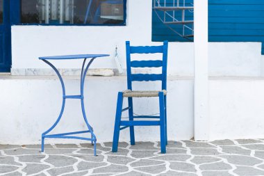 Mavi masa ve sandalye, Karpathos, Yunanistan sokaklarında 