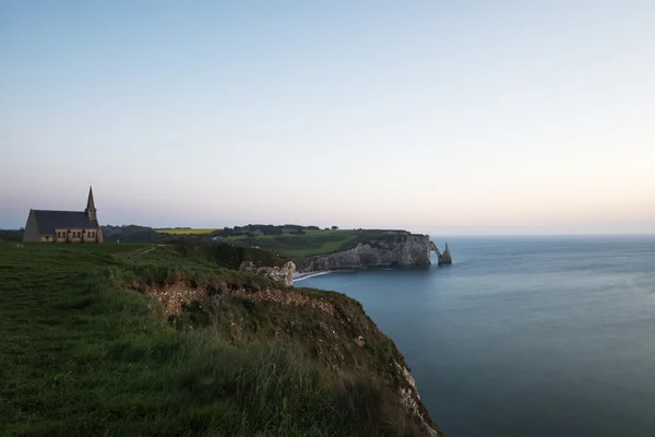 A lenyűgöző sziklák Etretat-ban /-ben Normandia, Franciaország — Stock Fotó