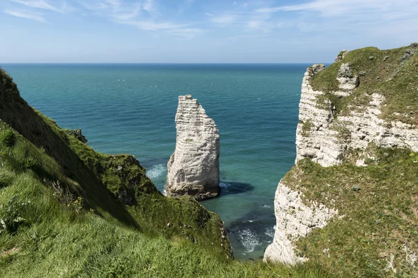 A lenyűgöző sziklák Etretat-ban /-ben Normandia, Franciaország — Stock Fotó