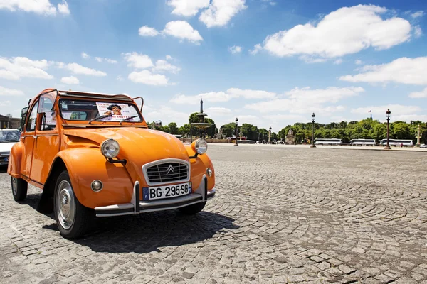 Old Citroen 2CV parked at Place de la concorde — Stock Photo, Image