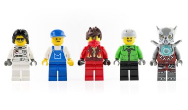 Beş kişilik bir grup çeşitli lego mini karakterler üzerinde beyaz izole..