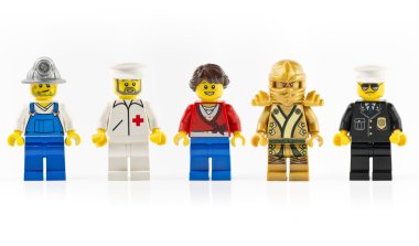 Beş kişilik bir grup çeşitli lego mini karakterler üzerinde beyaz izole..