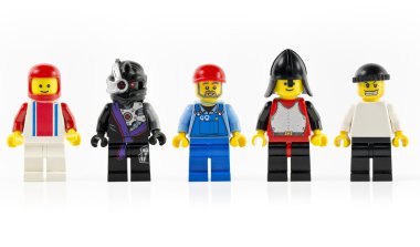 Beş kişilik bir grup çeşitli lego mini karakterler üzerinde beyaz izole..