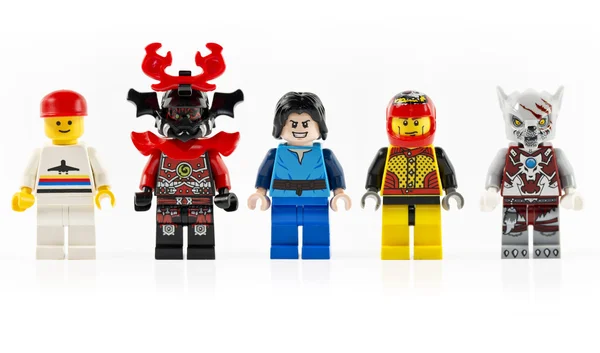 Um grupo de cinco vários mini-personagens de lego isolados em branco . — Fotografia de Stock