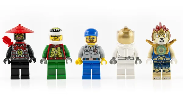 Un grupo de cinco personajes lego mini varios aislados en blanco . — Foto de Stock