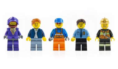 Beş kişilik bir grup çeşitli lego mini karakterler üzerinde beyaz izole..