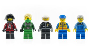 Beş kişilik bir grup çeşitli lego mini karakterler üzerinde beyaz izole..