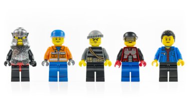 Beş kişilik bir grup çeşitli lego mini karakterler üzerinde beyaz izole..