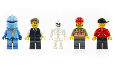 Beş kişilik bir grup çeşitli lego mini karakterler üzerinde beyaz izole..
