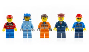 Beş kişilik bir grup çeşitli lego mini karakterler üzerinde beyaz izole..