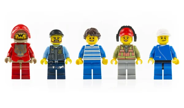 Beş kişilik bir grup çeşitli lego mini karakterler üzerinde beyaz izole.. — Stok fotoğraf