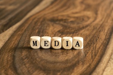 Word medya ahşap küpleri