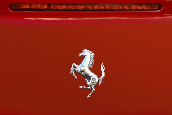 Λογότυπο της Ferrari στο πίσω μέρος του μια κόκκινη Ferrari — Φωτογραφία Αρχείου