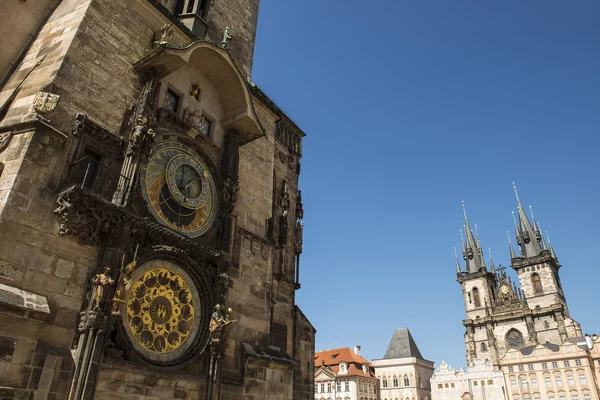 Vieille horloge astronomique avec l'église de Notre-Dame avant Tyn — Photo
