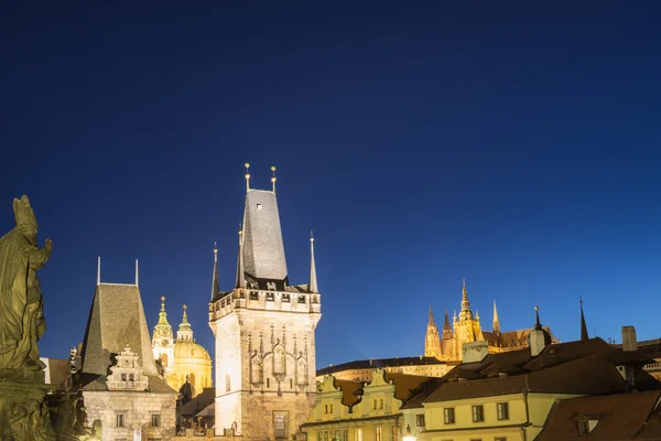 Nacht uitzicht op Praag kleinere stad met kathedraal, brug toren een — Stockfoto