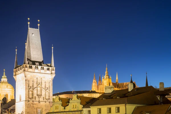 Prag Strana'da Katedrali ile gece görünümünde köprü kule bir — Stok fotoğraf