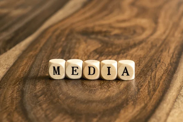 Word Media op houten kubussen — Stockfoto