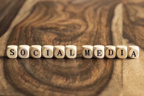 Slovo sociální média na dřevěných kostek — Stock fotografie