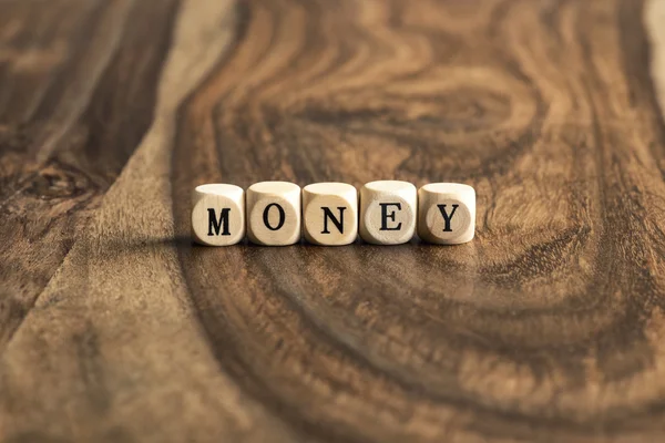 Palabra de dinero en cubos de madera — Foto de Stock