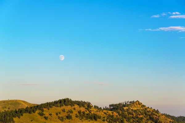 Mond geht über Hügeln auf — Stockfoto