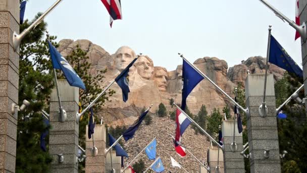 Rushmore Dağı ve bayraklar bir sürü — Stok video