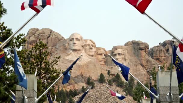 Bandeiras e Monte Rushmore — Vídeo de Stock