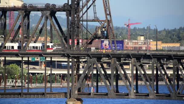 Lightrail passeren over stalen brug — Stockvideo