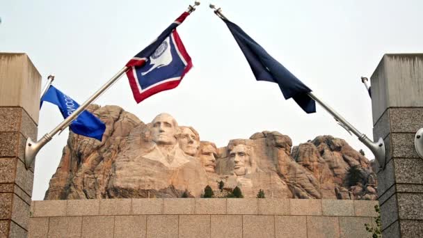 Mount Rushmore en vlaggen — Stockvideo