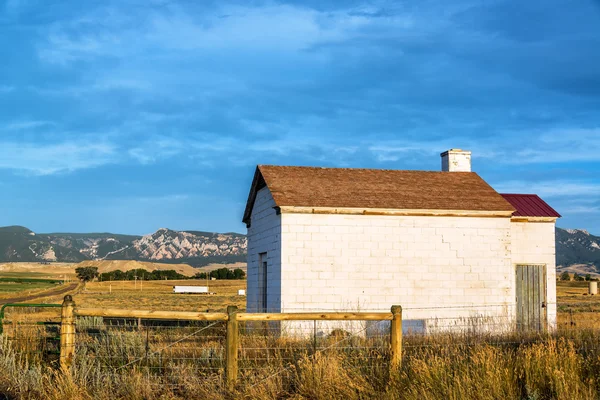 Building and Farmland — Stock Photo, Image