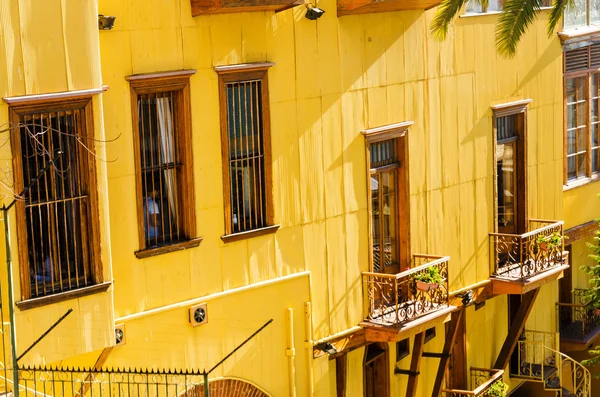 Yellow Valparaiso Building — Stock Photo, Image