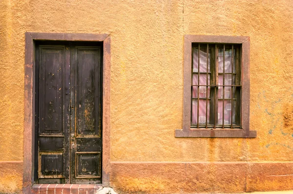 Dům a okno — Stock fotografie