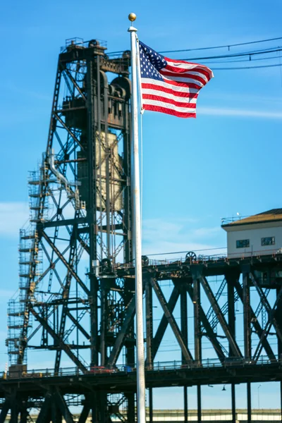 Amerikaanse vlag en stalen brug — Stockfoto