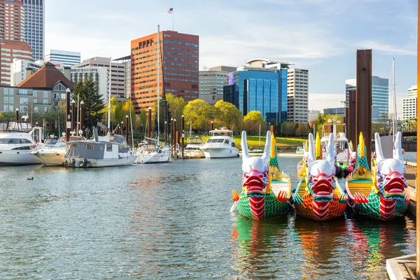 Dragon Boats e il centro di Portland — Foto Stock