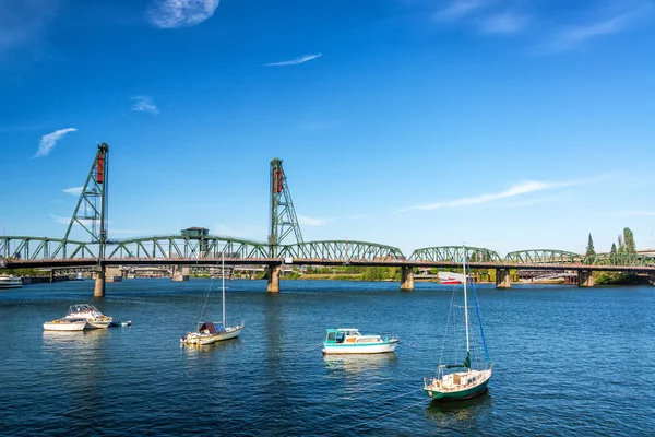 Weißdornbrücke und Boote — Stockfoto