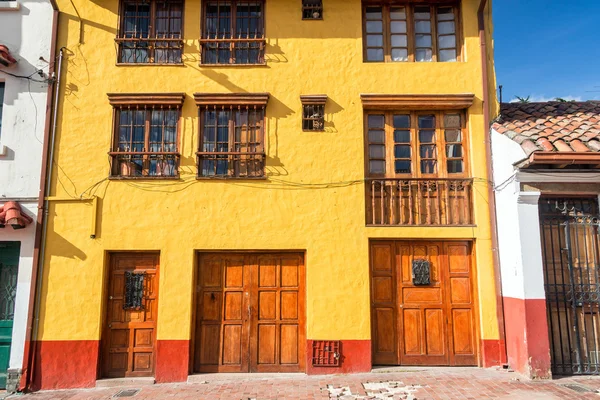 Façade jaune et rouge — Photo