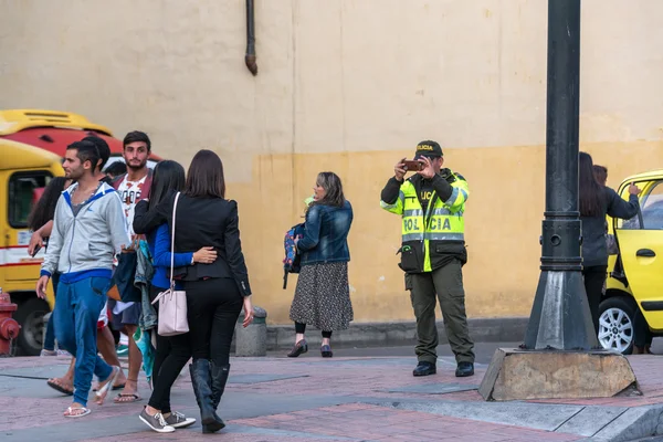 Polizist beim Fotografieren — Stockfoto