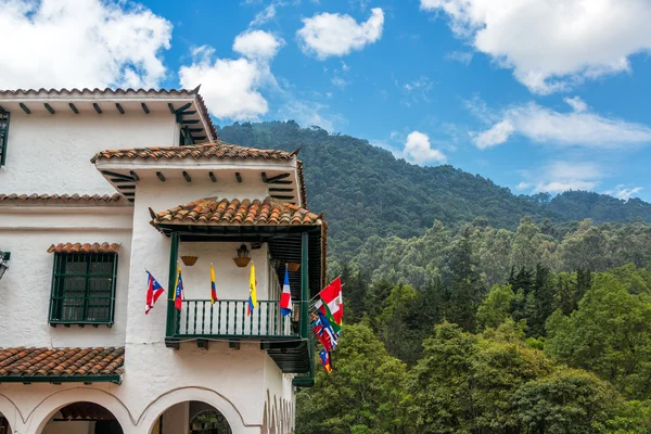 Білий колоніальному стилі будівлю в Боготі — стокове фото