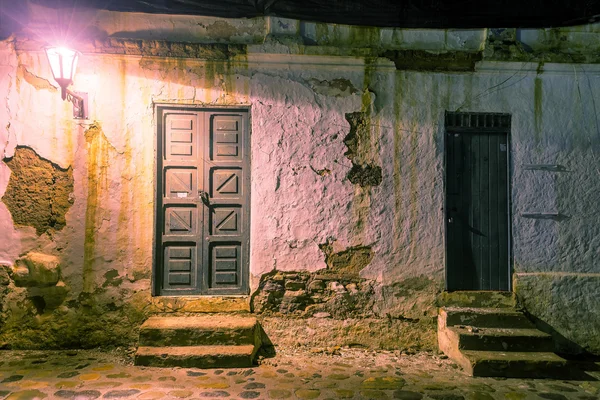 Kolonialnym budynku w nocy — Zdjęcie stockowe