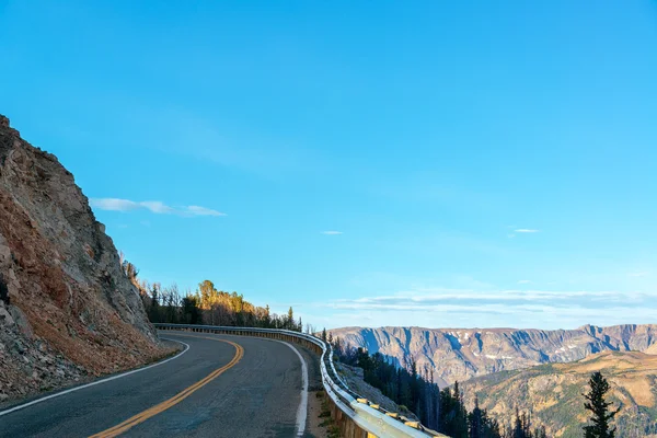 Motorvägen och bergen — Stockfoto